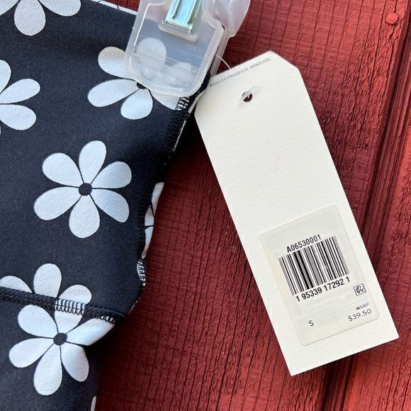 NWT Levi’s Youth Biker Shorts Floral White‎ Black Daisy Size Small - Picture 7 of 7